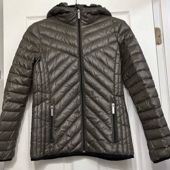 Michael Kors puffer down jacket with hood, packable. - Picture 2 of 5